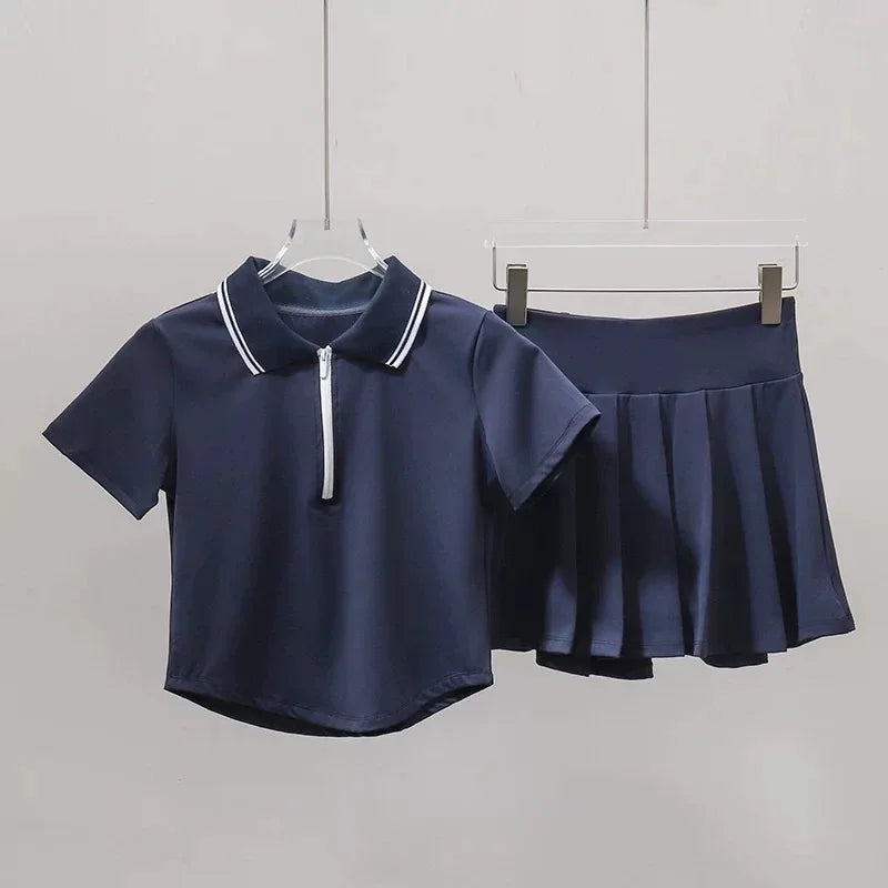 Tenue Tennis & Padel Femme – Polo Court & Jupe Short Plissée